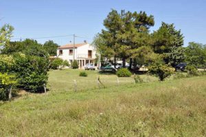Villa avec dépendances et terrain de plus de 11 689 m²