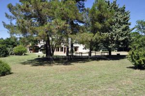 Villa avec dépendances et terrain de plus de 11 689 m²