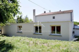 Villa avec dépendances et terrain de plus de 11 689 m²