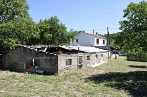 Villa avec dépendances et terrain de plus de 11 689 m²