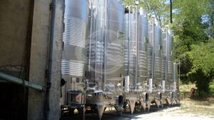 Domaine viticole en Provence avec vignobles et installations modernes