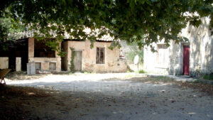 Domaine viticole en Provence avec vignobles et installations modernes