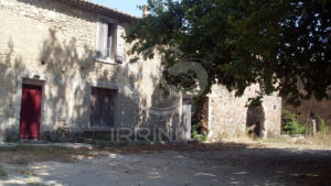 Domaine viticole en Provence avec vignobles et installations modernes