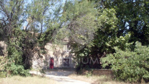 Domaine viticole en Provence avec vignobles et installations modernes