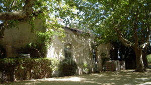 Domaine viticole en Provence avec vignobles et installations modernes