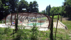 Domaine viticole en Provence avec vignobles et installations modernes