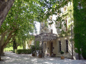 Domaine viticole en Provence avec vignobles et installations modernes