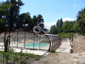 Domaine viticole en Provence avec vignobles et installations modernes
