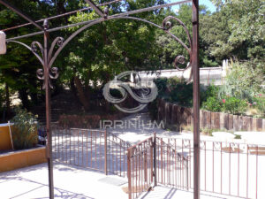 Domaine viticole en Provence avec vignobles et installations modernes