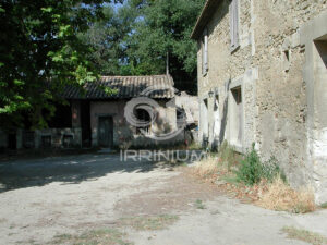 Domaine viticole en Provence avec vignobles et installations modernes