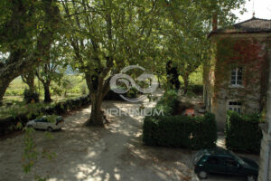 Domaine viticole en Provence avec vignobles et installations modernes