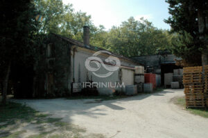 Domaine viticole en Provence avec vignobles et installations modernes