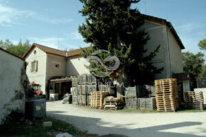 Domaine viticole en Provence avec vignobles et installations modernes