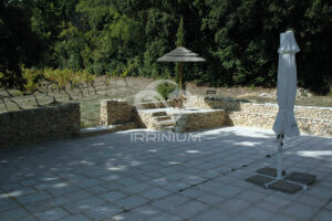 Domaine viticole en Provence avec vignobles et installations modernes