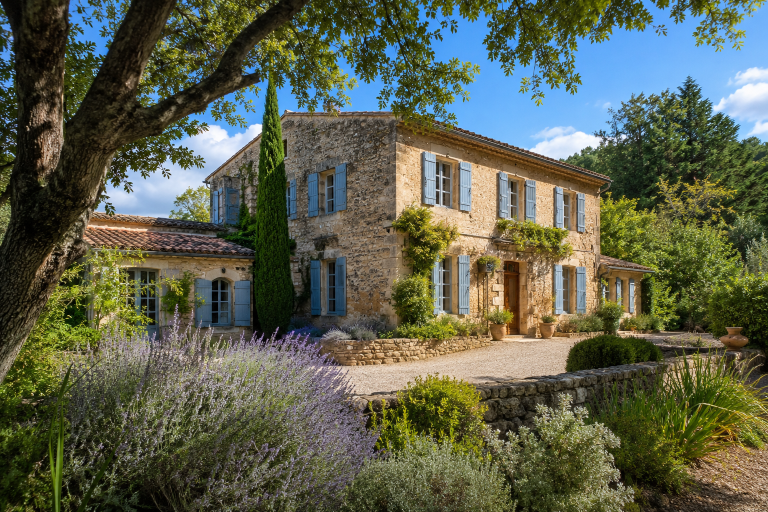Bastides and Provençal villas: a character residential heritage